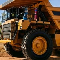 شاحنة قلّاب تعدين بإطارات OTR
